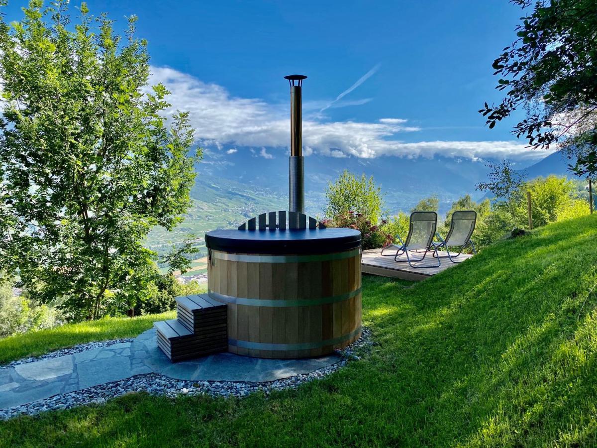 Eco Lodge With Jacuzzi And View In The Swiss Alps Grône エクステリア 写真