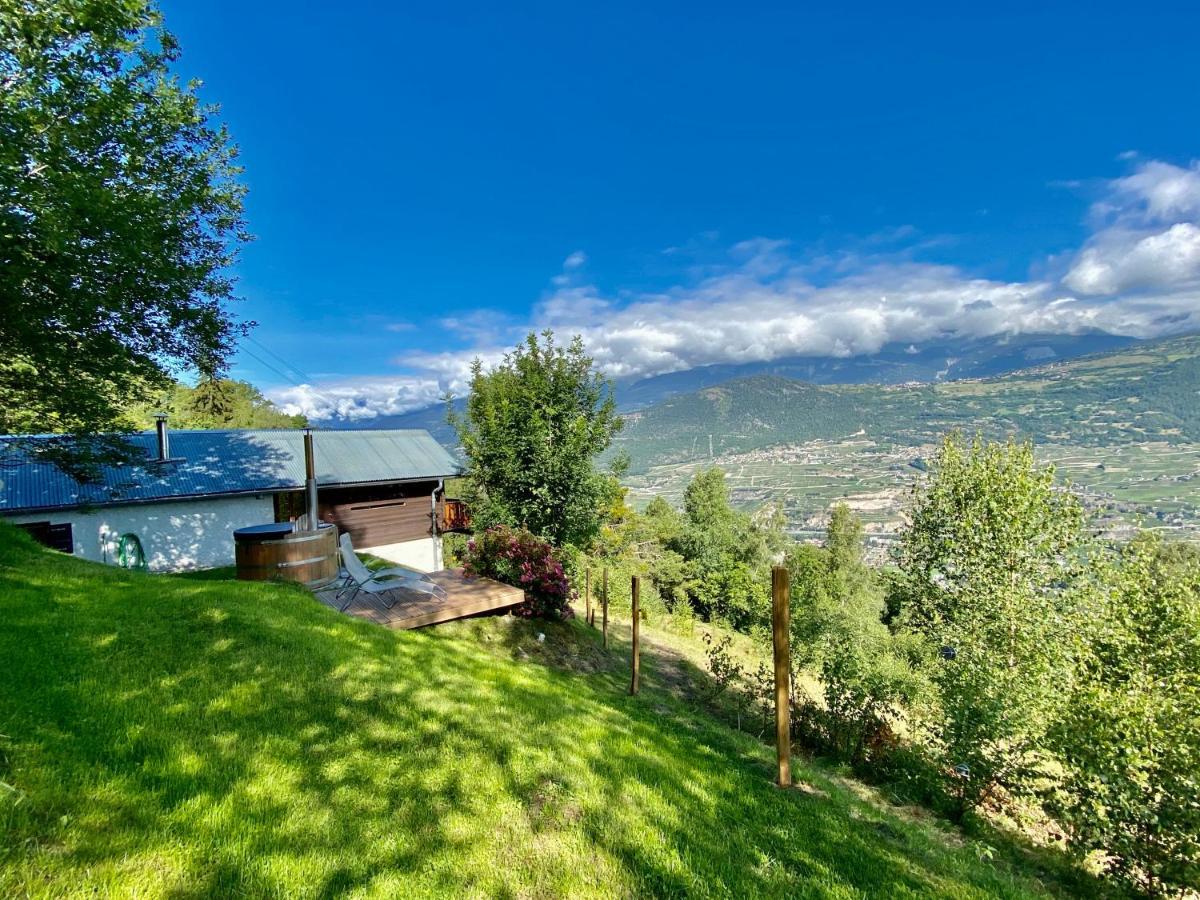 Eco Lodge With Jacuzzi And View In The Swiss Alps Grône エクステリア 写真