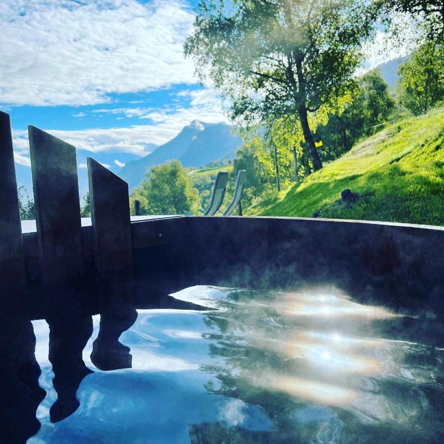 Eco Lodge With Jacuzzi And View In The Swiss Alps Grône エクステリア 写真